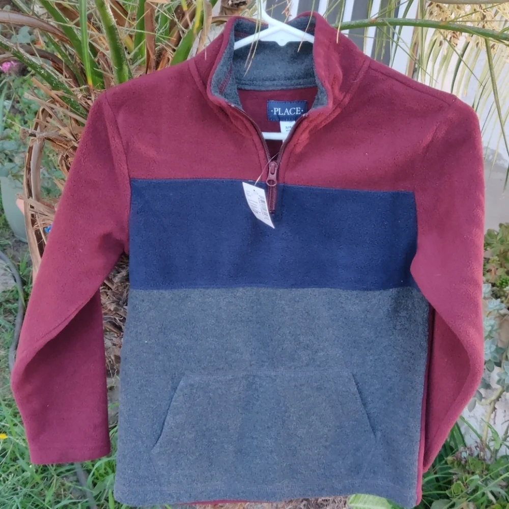 The children place boy sweater size 7/8